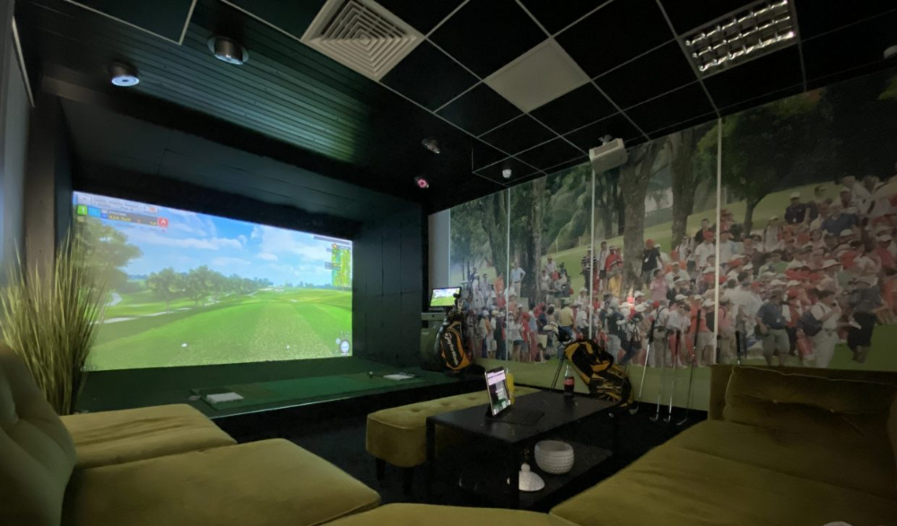 Inside the Warwickshire Indoor Golf Sim